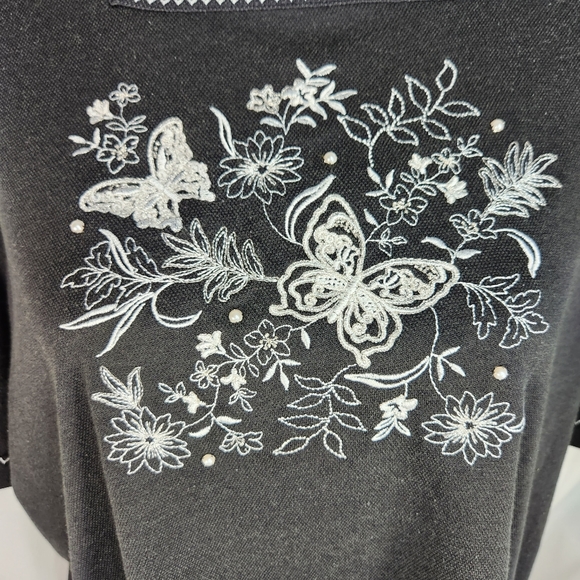 Bon Worth Black w/ White Butterfly Embroidered Graphic Short Sleeve Top Medium - Picture 3 of 10